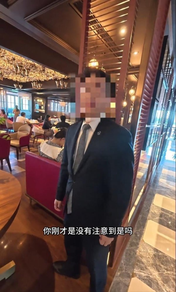 海龟网 厦门一奢华酒店禁止穿一次性拖鞋进餐厅，却对老外开绿灯？店方回应